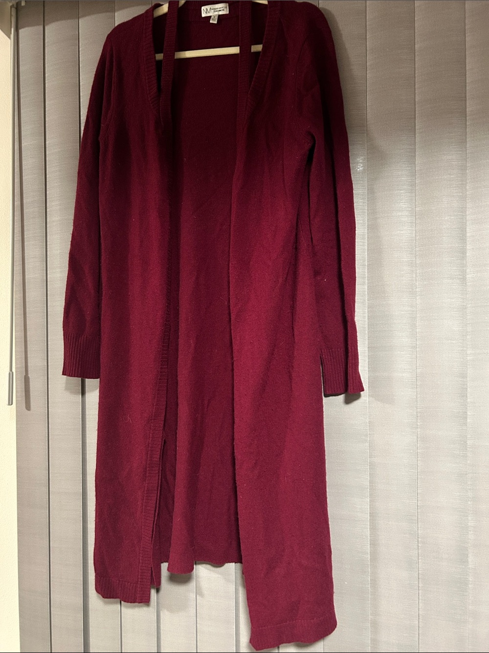 Neiman Marcus 100% Cashmere V-Neck Sweater in Deep Burgundy